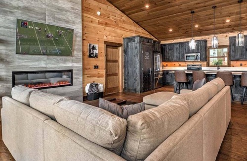 Ridgeline Vistas Cabin | Old Chicago - Al Capone Themed | Pet Friendly | Mountain Views + more!
