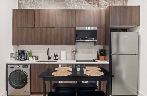 Old City Apartment | Old City-New Building Charm-Walk to Everything!
