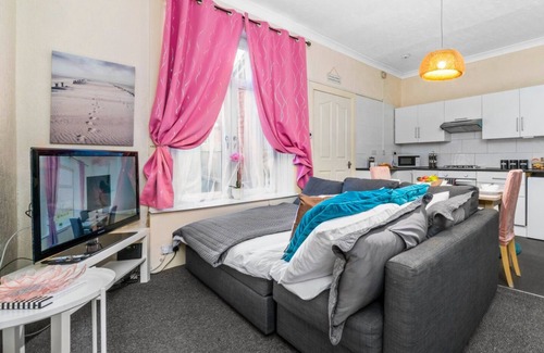 Bellshill Apartment | Old fashioned apartment in quiet location.