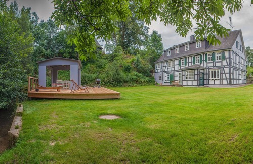 Oberschledorn House | Old half-timbered house of a former watermill, 600 sqm garden