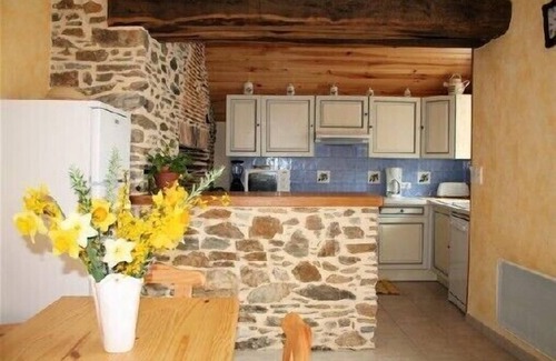 Savignac-Ledrier Cottage | Old house located on an apple-red fruit farm