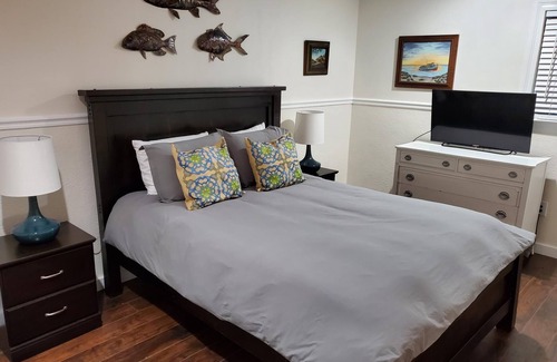 Mandeville Bed & Breakfast | Old Mandeville guesthouse with New Orleans style courtyard 1 block from Lake.