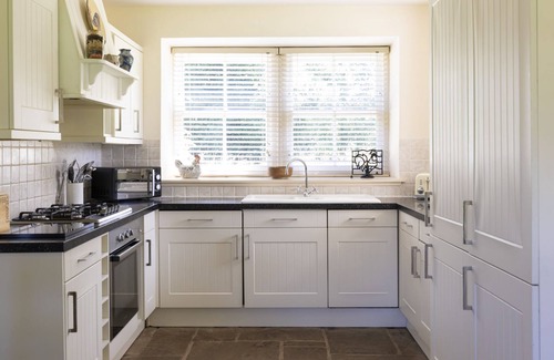 Kelso Cottage | Old Mill Cottage - sleeps 4 guests in 2 bedrooms