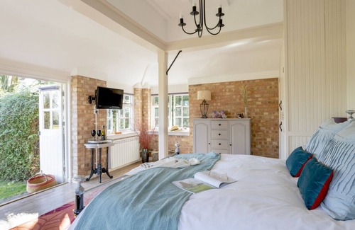 Hassocks Cabin | Old Mill Lodge: Quiet I Retreat I Parking