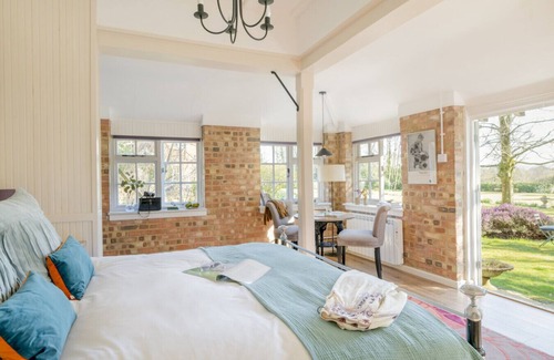 Hassocks Cabin | Old Mill Lodge: Quiet I Retreat I Parking