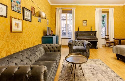 Sololaki Apartment | Old Piano Apartment