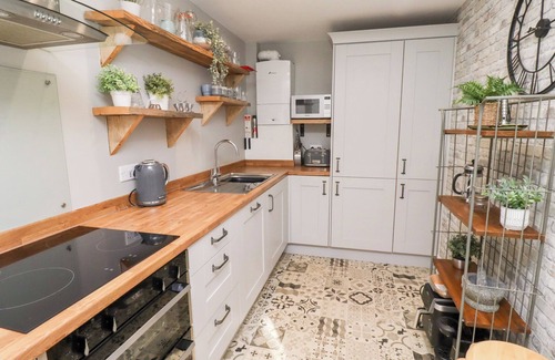 Alnmouth Cottage | OLD STABLE COTTAGE, pet friendly, country holiday cottage in Alnmouth