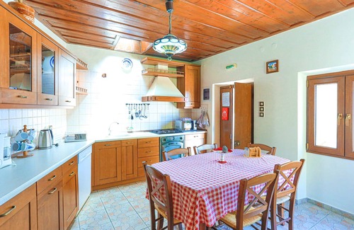 Nisaki Villa | Old Stone House: large pool, A/C, WiFi, sea views, traditional