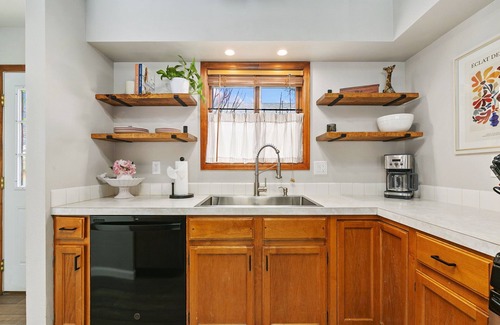 Old Town House | Old Town Basecamp | 6 Blocks to Old Town Square