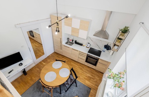 City Centre Apartment | Old Town Chic Studio with Mezzanine