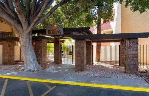 Entertainment District Apartment | Old Town Condo with 2 King Size Suites