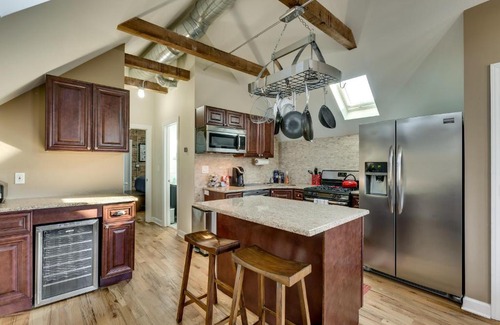 West Bucktown Apartment | Old Town Elegance Awaits You in This Classic Chicago Stunner! apts