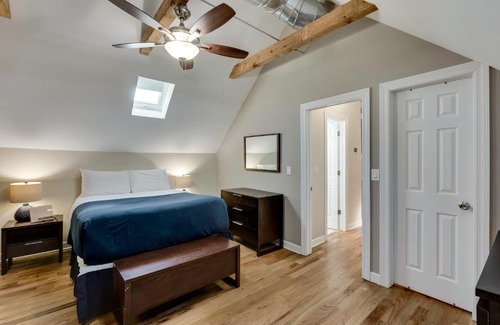 West Bucktown Apartment | Old Town Elegance Awaits You in This Classic Chicago Stunner! apts