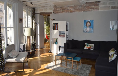 Les Halles Apartment | Old typical parisian-style family apartment