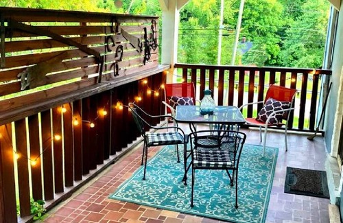 Cross Lanes Cottage | Old Woodland Acres Groups by Request -WV