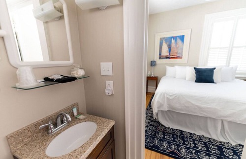 Edenton Bed & Breakfast | Old world charm downtown Edenton near the harbor, with homemade breakfast daily