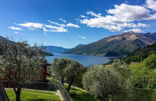 Vercana Apartment | Olive Garden Holiday Apartment with Lake View