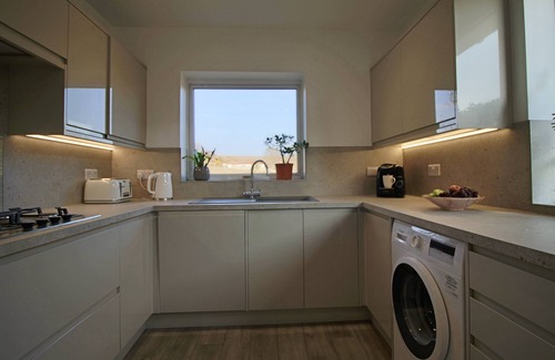 South Heighton Cottage | Olive garden - sleeps 5 guests in 3 bedrooms