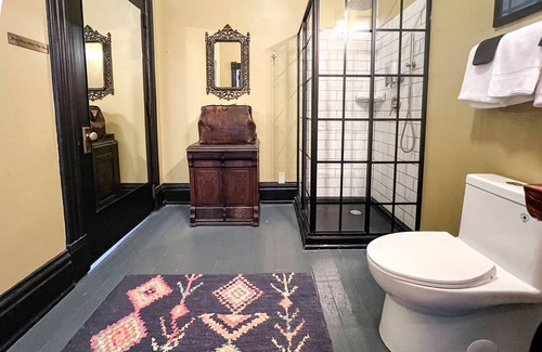 Downtown - Waterfront House | Oliver Inn | Suite 13 | Merritt Brothers