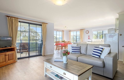 Alonnah House | Omaroo Cottage Bruny Island