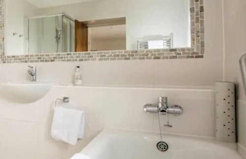 Saint Helier Hotel | Ommaroo Hotel