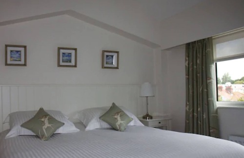 Saint Helier Hotel | Ommaroo Hotel