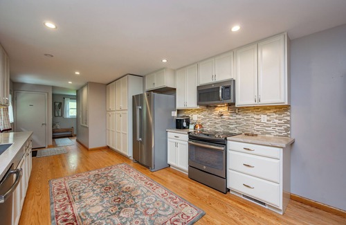 Friendsville House | On Deep Creek Time: Lake Area, Hot Tub, Pool Table, Fireplace!