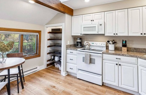 Quechee Condo | On Golf Course, Fireplace, Views! | Landmark 1C