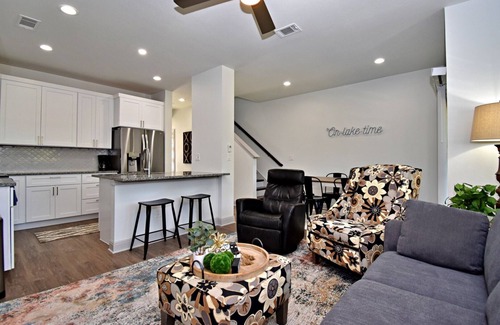 Point Venture Condo | On Lake Time - 3 Bed/2.5 Bath Pet Friendly Condo in Point Venture - All Amenities Included
