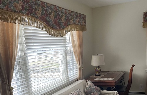Watertown Apartment | On Mount Auburn st … 2 miles from Harvard Sq.. on bus line