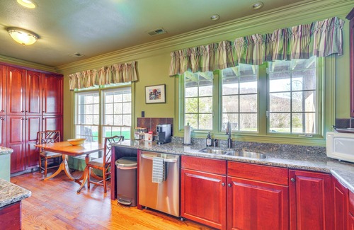 Kingsport House | On-Site Hiking: 'Bays View Lodge' in Kingsport!