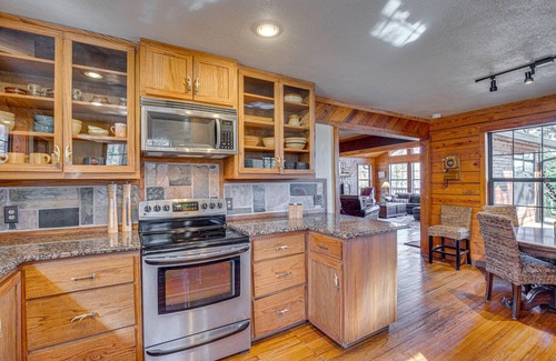 Streetman Cabin | On-Site Lake Access: Streetman Vacation Rental!