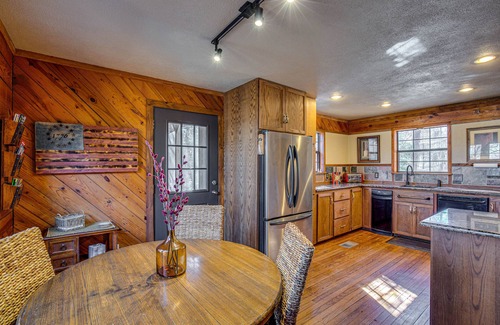 Streetman Cabin | On-Site Lake Access: Streetman Vacation Rental!