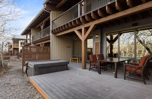Red Lodge House | On the banks of Rock Creek-4 bedroom 4 bath town home w/hot tub