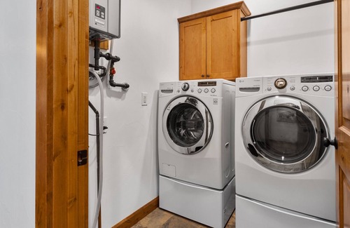 Red Lodge House | On the banks of Rock Creek-4 bedroom 4 bath town home w/hot tub