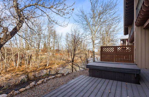 Red Lodge House | On the banks of Rock Creek-4 bedroom 4 bath town home w/hot tub