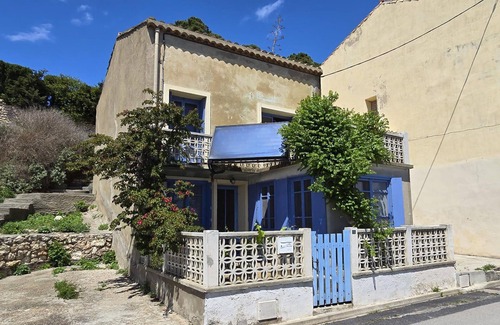 Bages House | On the edge of a salt pond, house with terrace facing the water and pink flamingos
