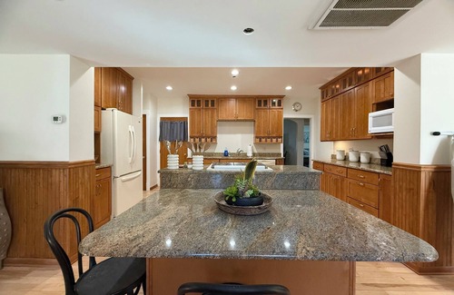 Algonquin Apartment | On the Fox/River access/Kayaks/Deck with lounging and dining/Free Parking