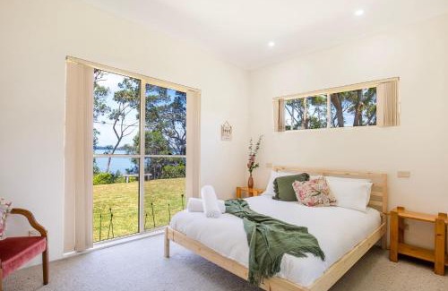 Culburra Beach House | On The Lake - Pet Friendly Waterfront