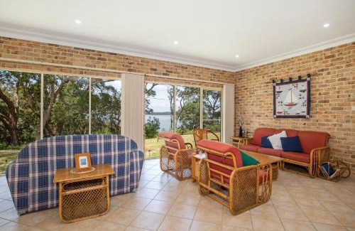 Culburra Beach House | On The Lake - Pet Friendly Waterfront