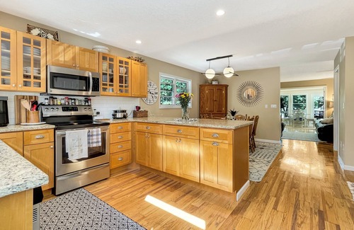 Panora House | On the Lake! Sleeps 14 waterfront and beach