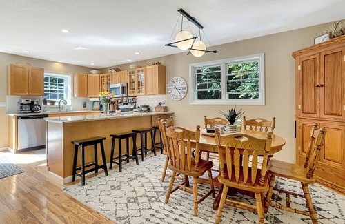 Panora House | On the Lake! Sleeps 14 waterfront and beach