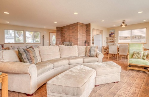 Bayshore House | On the majestic Pacific, Whales Wonder offers ocean views, peace and ambiance.