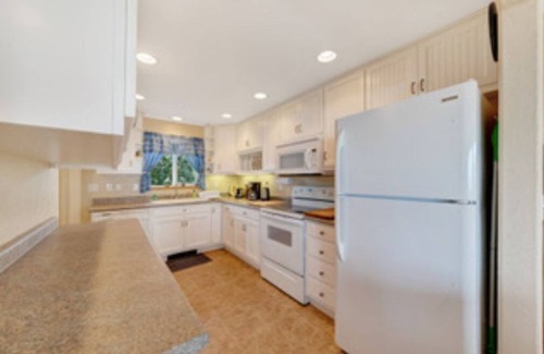 Bayshore House | On the majestic Pacific, Whales Wonder offers ocean views, peace and ambiance.