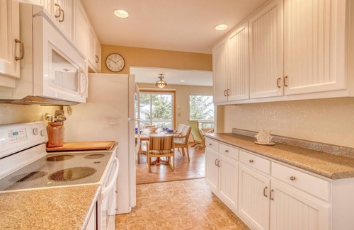 Bayshore House | On the majestic Pacific, Whales Wonder offers ocean views, peace and ambiance.