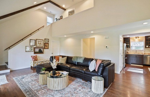 Fishers Hill House | On the river ~ hot tub ~ serene river views ~ fire pit