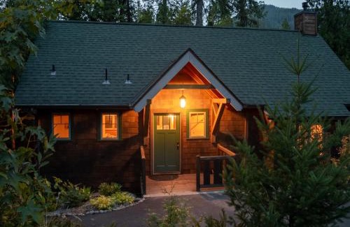 McKenzie Bridge House | On the River Wooded Bliss Cabin near Loloma