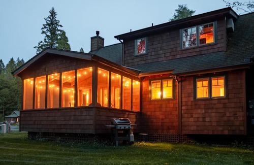 McKenzie Bridge House | On the River Wooded Bliss Cabin near Loloma