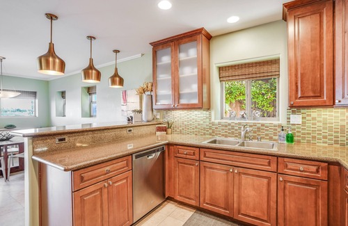 South Mission Beach Condo | On the Sand! Bayfront Ground Floor + AC + Large Patio