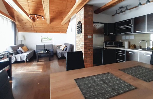Sikory Juskie House | On the shore of Lake Laszmiaden welcomes you this spacious cottage with lake view.